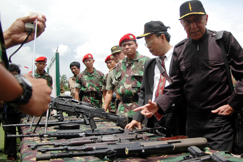Members of Indonesia's parliament inspect Kopassus weapons.