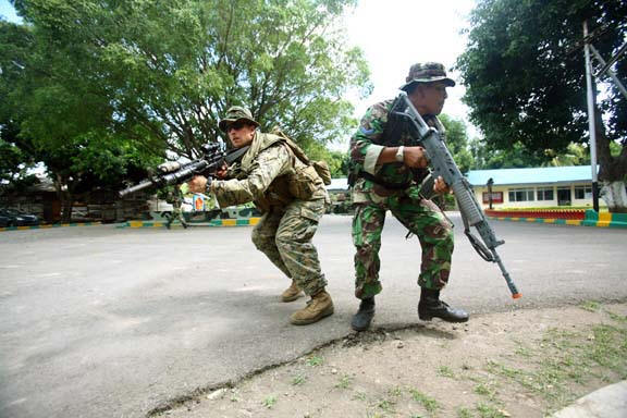 U.S. and Indonesian soldiers train in counterinsurgency.