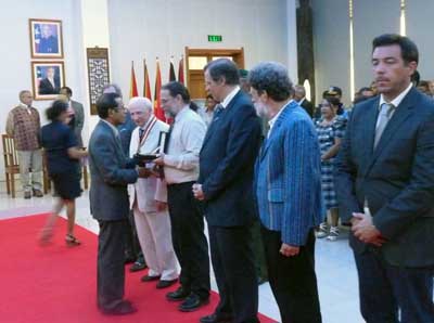 President TMR pPresents medals at Presidential Palace.